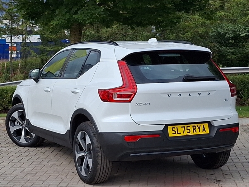 Volvo XC40 2.0 B4p Plus Dark SL75RYA White #2