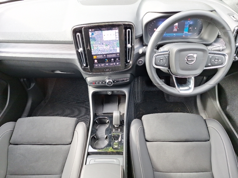 Volvo XC40 2.0 B4p Plus Dark SL75RYA White #3