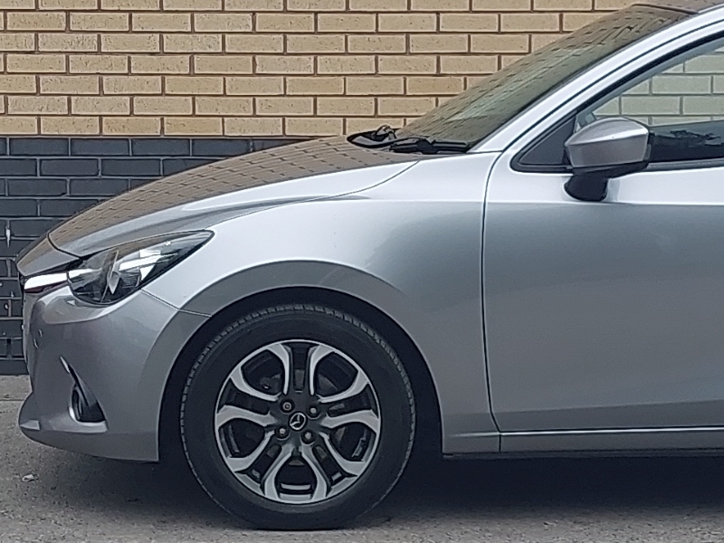 Mazda 2 Se-l White #19
