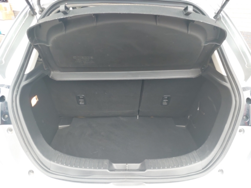 Mazda 2 Se-l White #18