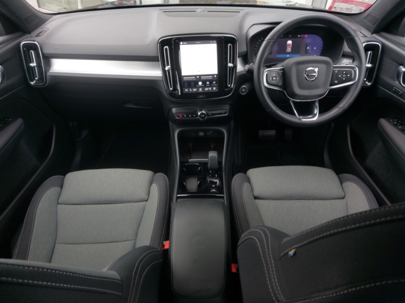 Volvo XC40 2.0 B3p Plus Dark NG22BBF Black #3
