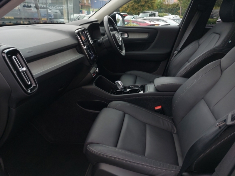 Volvo XC40 2.0 B3p Ultra Dark SL75HLJ White #4