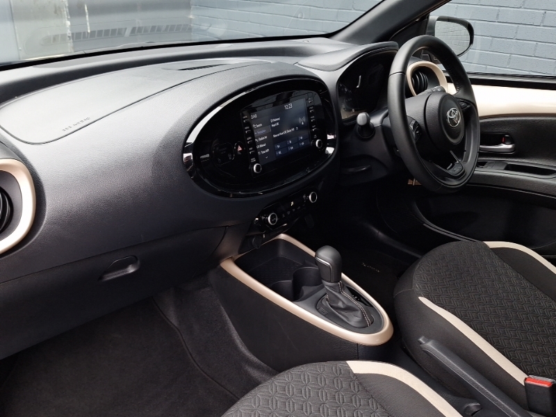 Toyota Aygo X 1.0 Vvt-i Edge Beige #5
