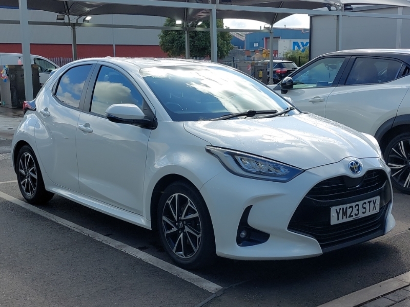 Toyota Yaris 1.5 Hybrid Design Cvt White