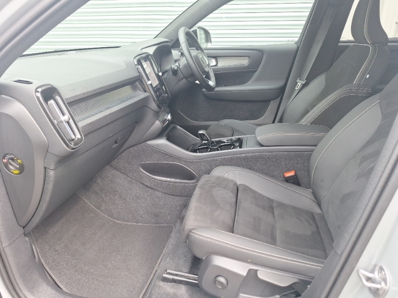 Volvo XC40 2.0 B4p Plus Dark Grey #5
