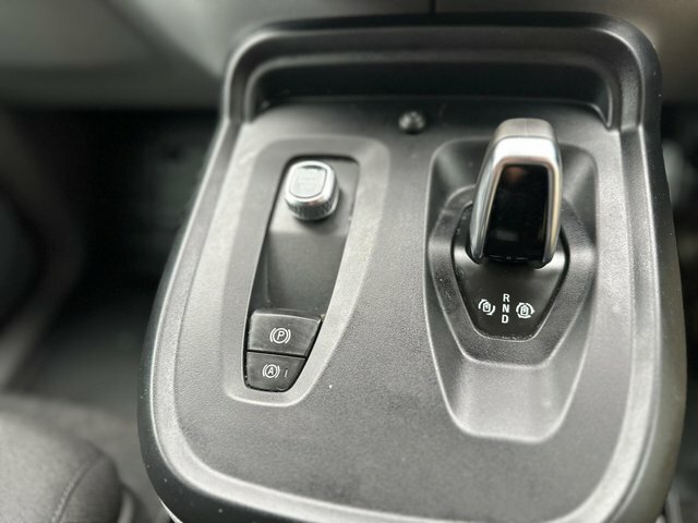 LEVC VN5 Mpv White #29