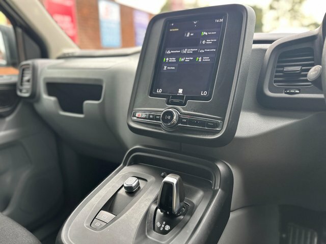 LEVC VN5 Mpv White #25