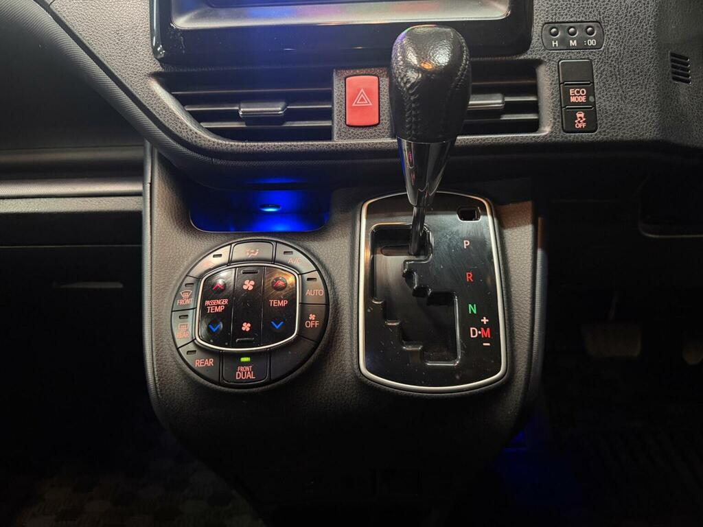 Toyota Noah Mpv White #36