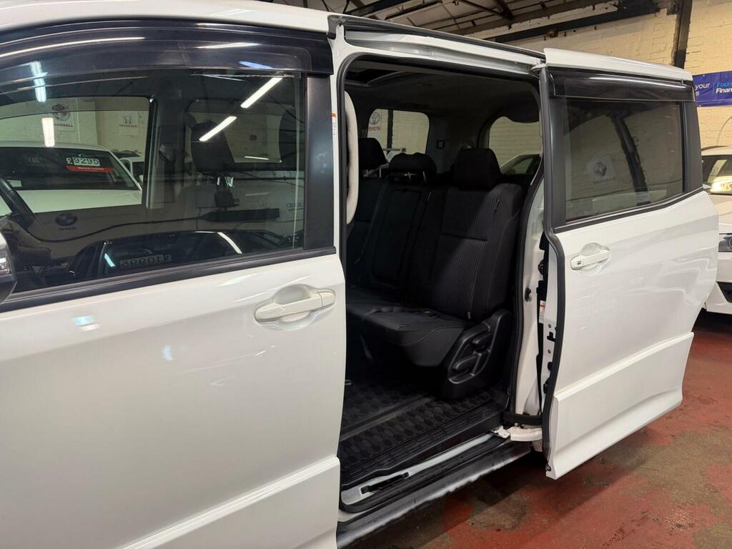 Toyota Noah Mpv White #15