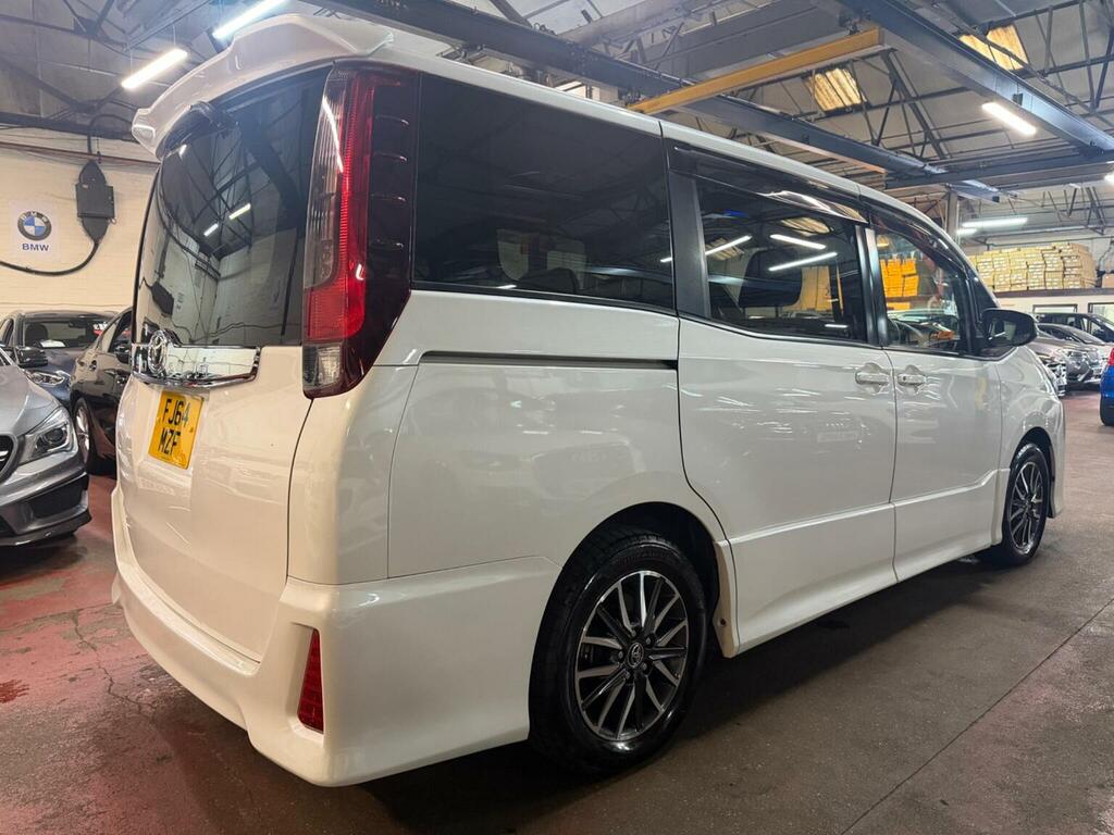 Toyota Noah 2.0 8 Seats White #4