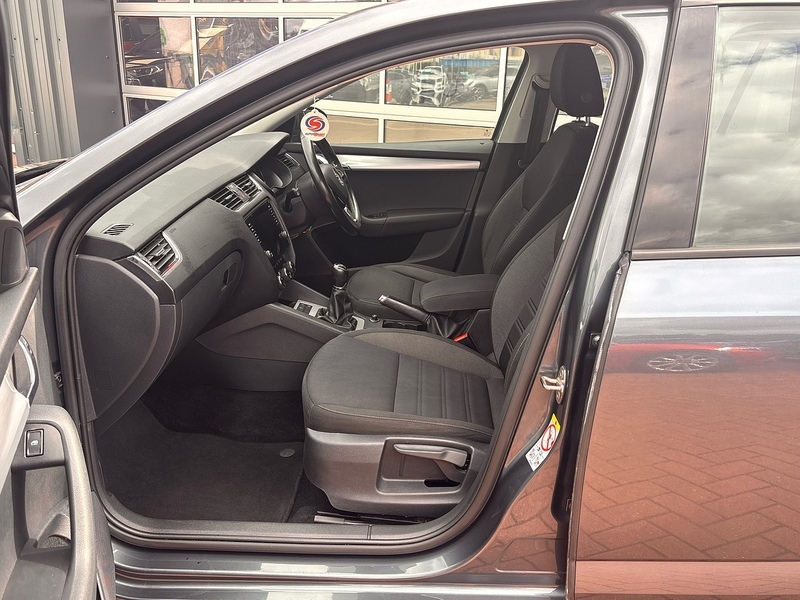 Skoda Octavia Hatchback White #31