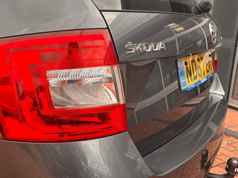Skoda Octavia Hatchback White #16