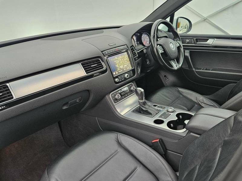 Volkswagen Touareg 3.0 V6 Tdi Bluemotion Tech 262 R-line Tip ML64EZM White #2