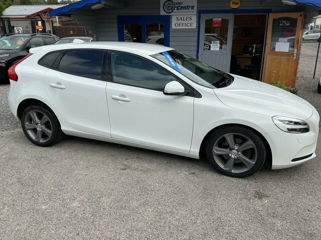 Volvo V40 2016 2.0 T2 Momentum Hatchback E White #3