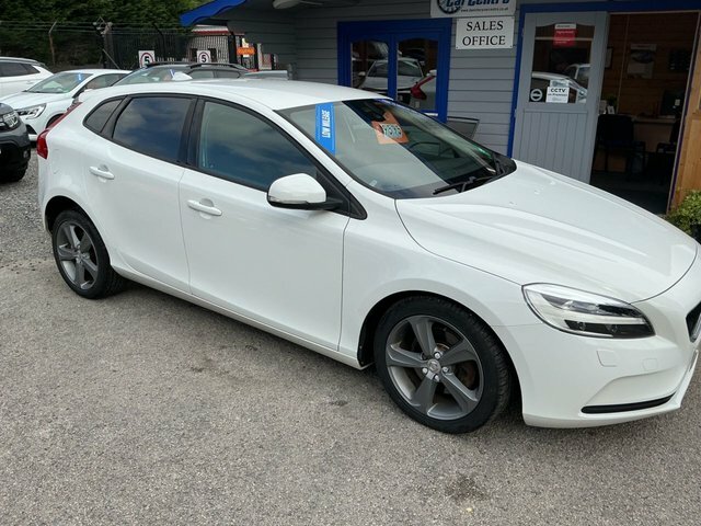 Volvo V40 2016 2.0 T2 Momentum Hatchback E White #2