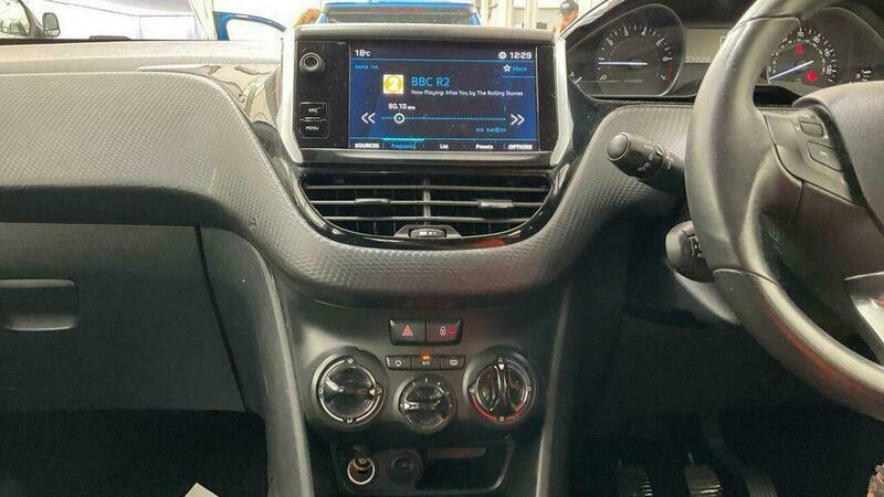 Peugeot 208 1.2 Puretech Signature Euro White #3