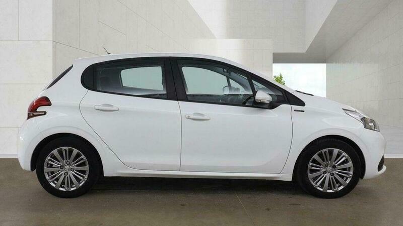 Peugeot 208 1.2 Puretech Signature Euro White #4