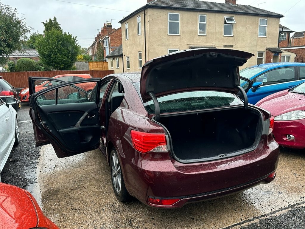 Toyota Avensis 2L Icon Red