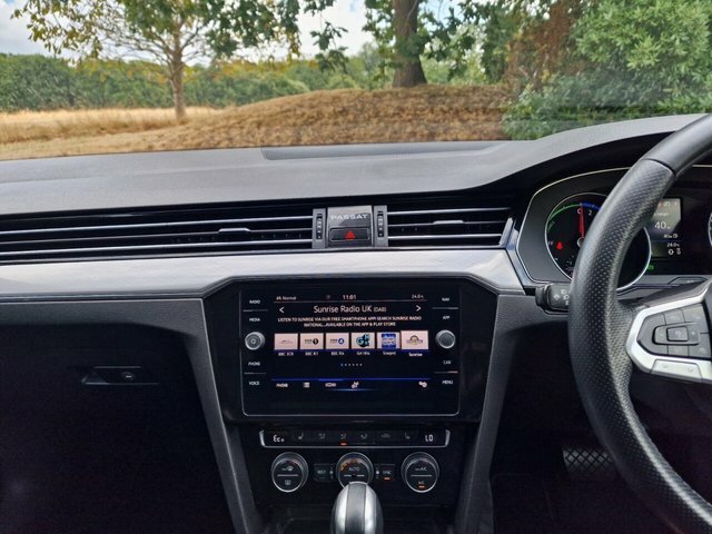 Volkswagen Passat New Estate Sel 1.5 Tsi 150Ps 6-Speed White #13
