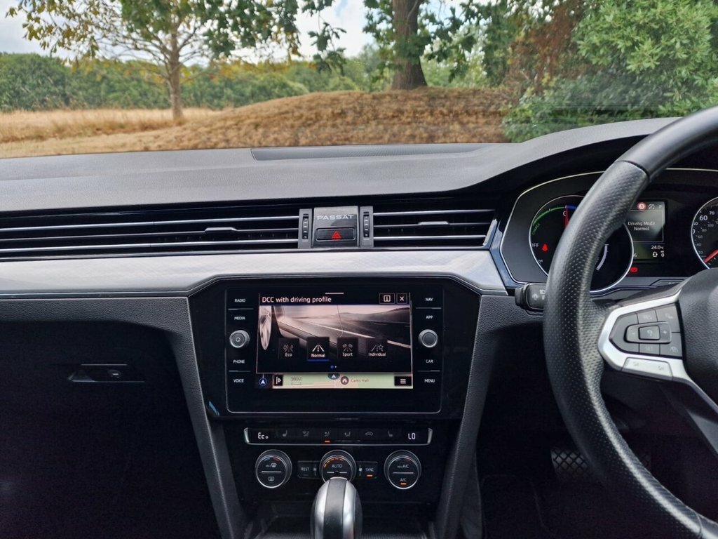 Volkswagen Passat New Estate Sel 1.5 Tsi 150Ps 6-Speed White #38