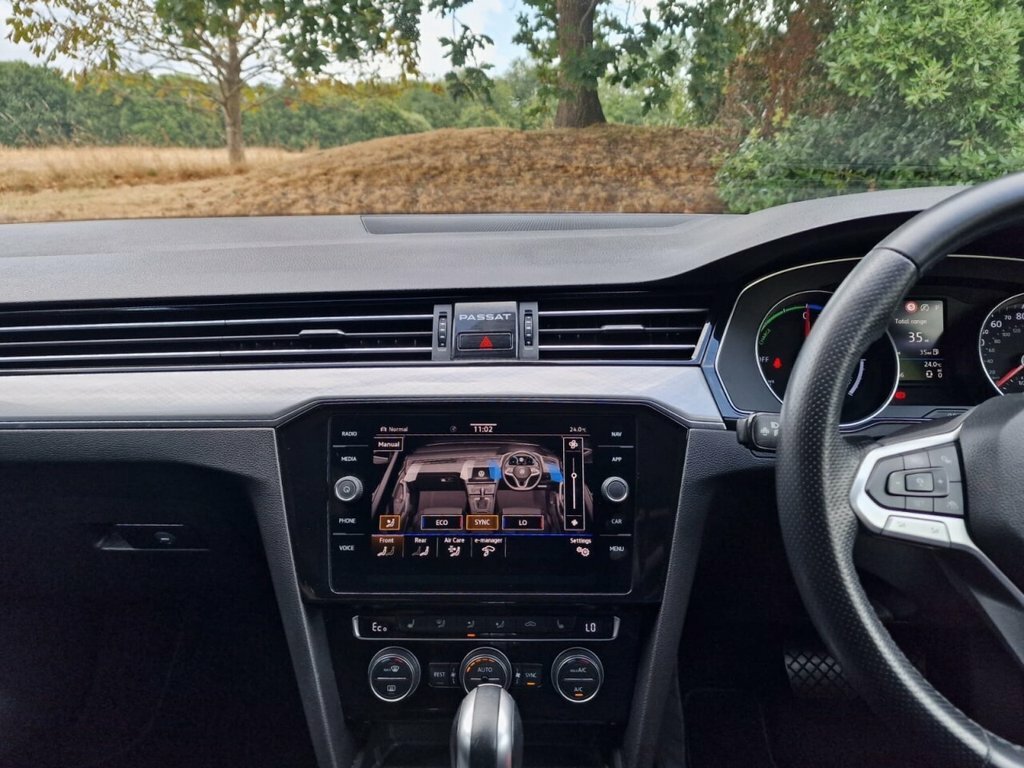 Volkswagen Passat New Estate Sel 1.5 Tsi 150Ps 6-Speed White #35