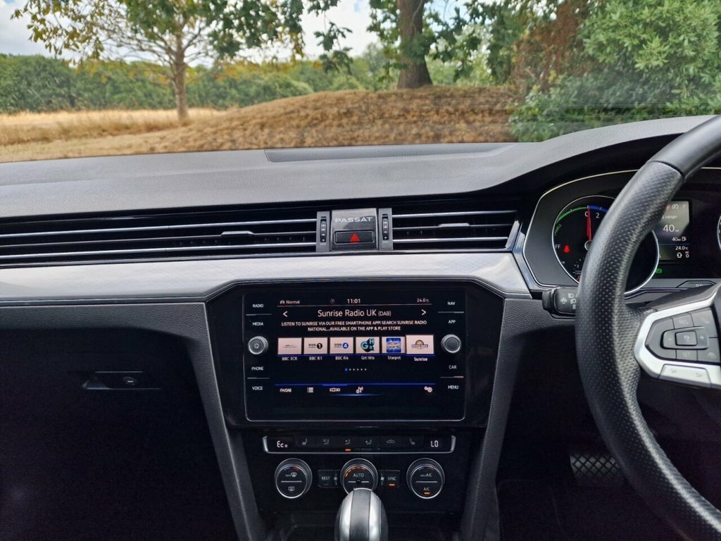 Volkswagen Passat New Estate Sel 1.5 Tsi 150Ps 6-Speed White #37