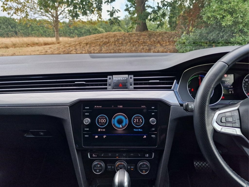 Volkswagen Passat New Estate Sel 1.5 Tsi 150Ps 6-Speed White #41