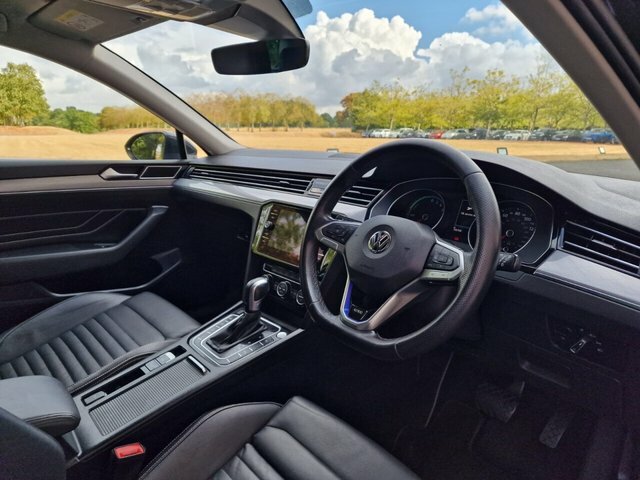 Volkswagen Passat New Estate Sel 1.5 Tsi 150Ps 6-Speed White #18