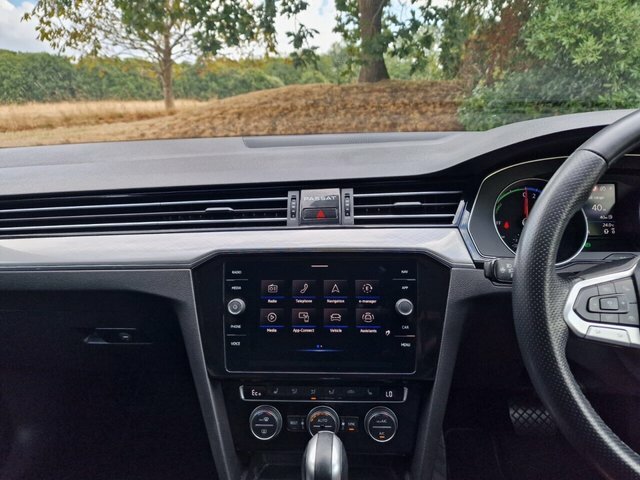 Volkswagen Passat New Estate Sel 1.5 Tsi 150Ps 6-Speed White #15