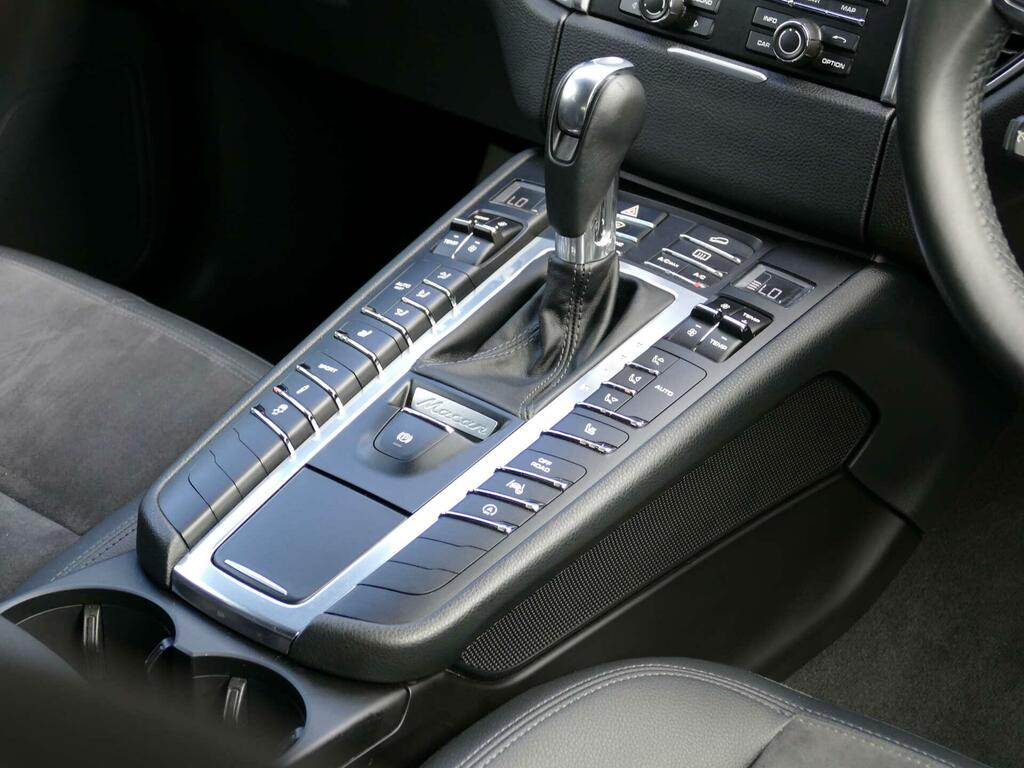 Porsche Macan D S Pdk  #18