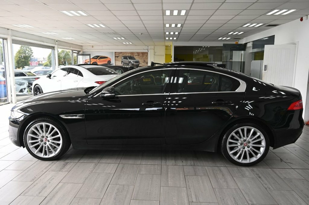 Jaguar XE 2L Portfolio Black #4