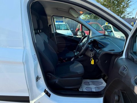 Ford Transit Courier Base White #10