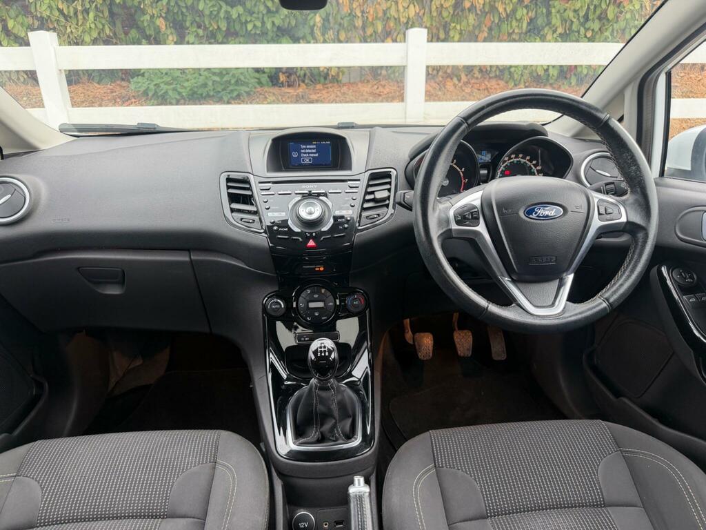 Ford Fiesta Titanium White #2