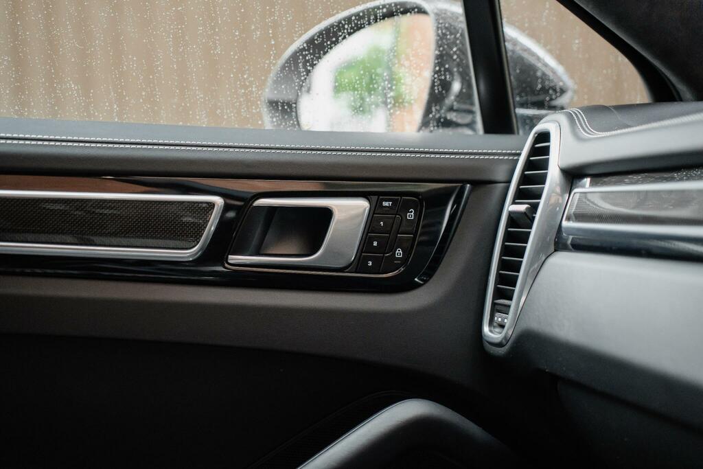 Porsche Cayenne V6 Automatic Black #42
