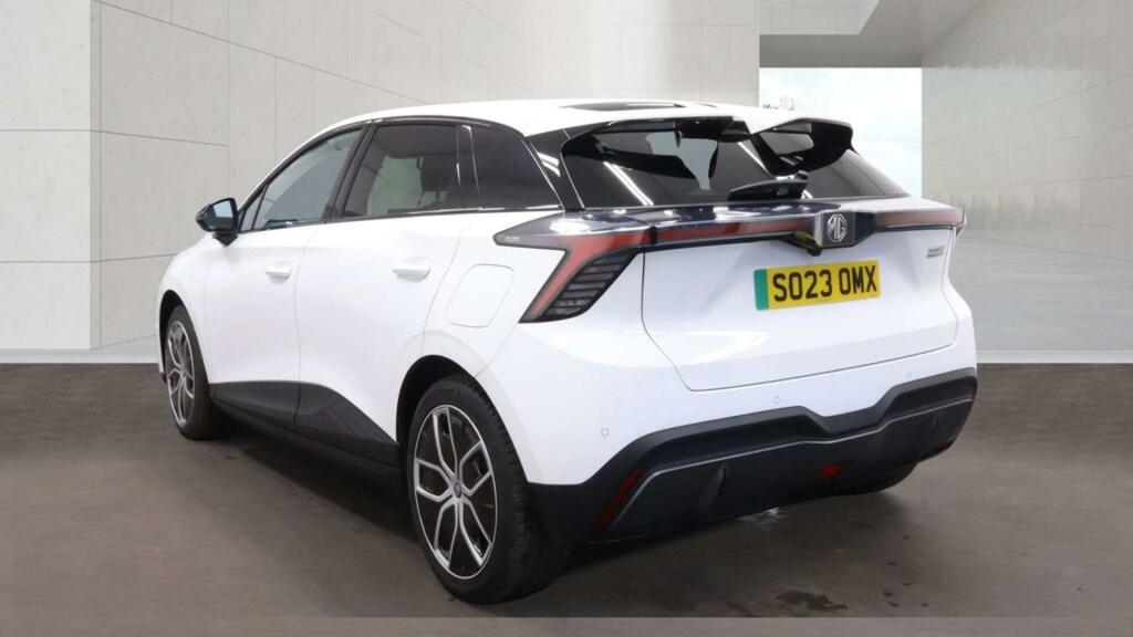 MG MG4 64Kwh Trophy Long Range S023OMX White #5