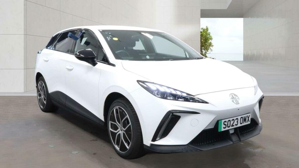 MG MG4 64Kwh Trophy Long Range S023OMX White