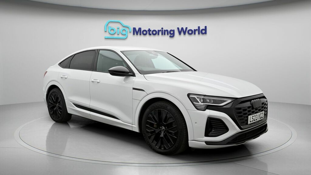 Audi Q8 e tron Black Edition White