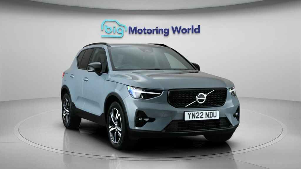 Volvo XC40 Plus Dark YN22NDU Grey