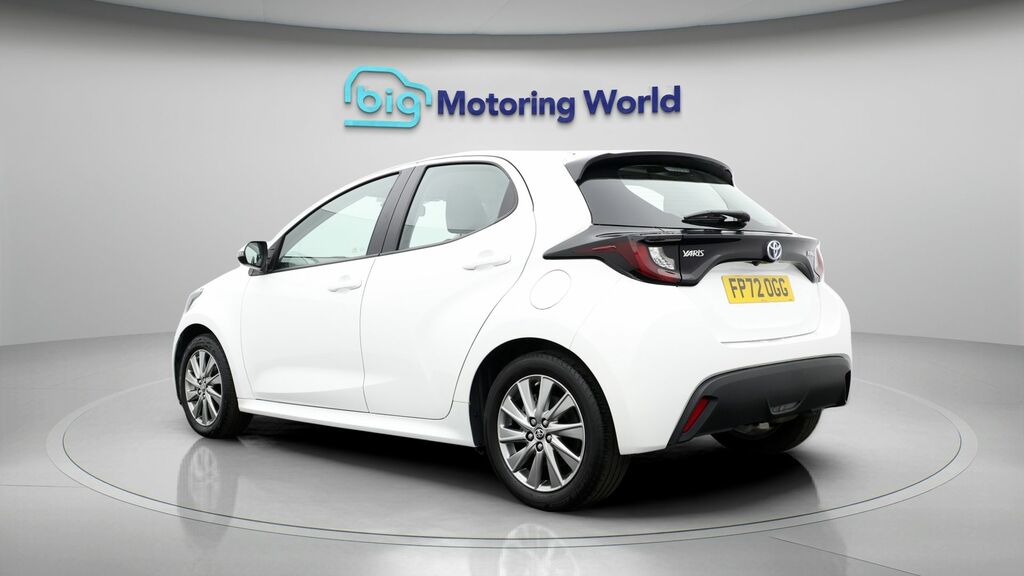 Toyota Yaris Icon White #5