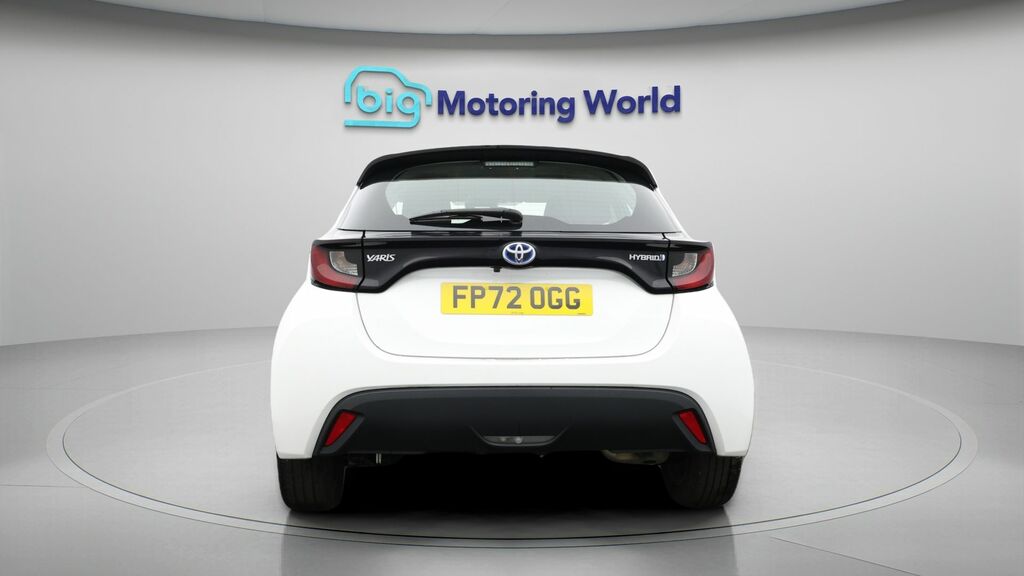 Toyota Yaris Icon White #6