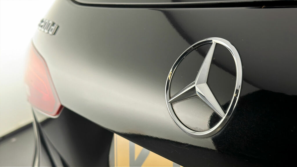 Mercedes-Benz B Class Hatchback White #19
