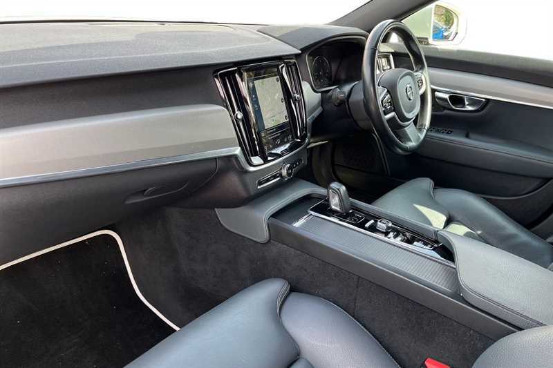Volvo V90 2.0 B4d Momentum Gold #2
