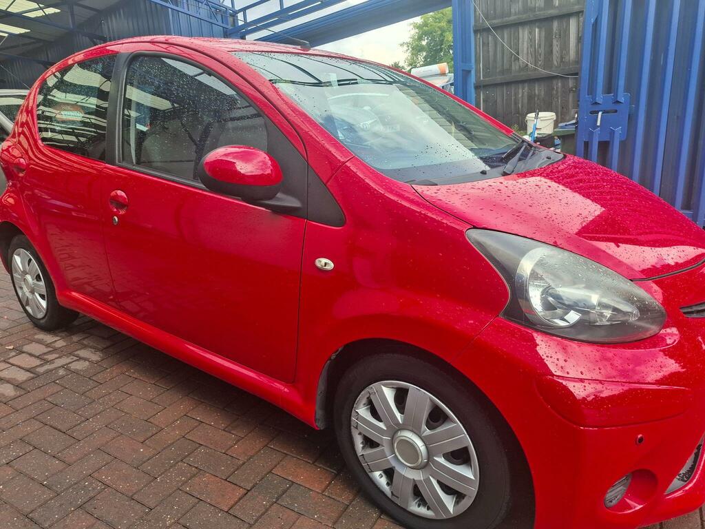 Toyota Aygo Move Red #2