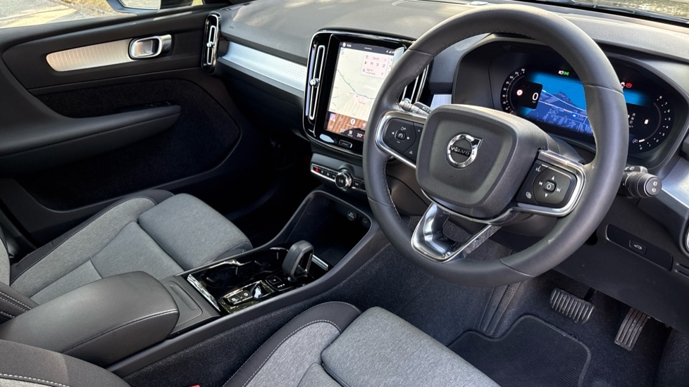 Volvo XC40 Plus BP23YPA Black #4