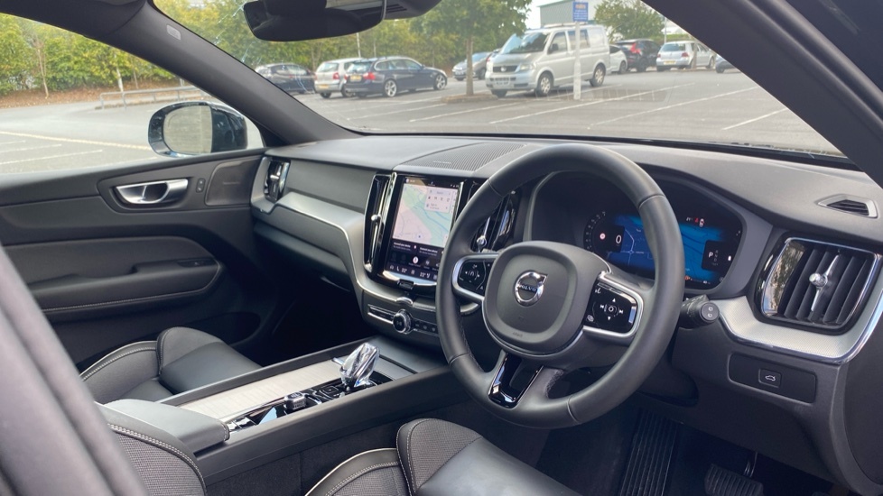 Volvo XC60 Plus Black Edition YE25KFF Black #4