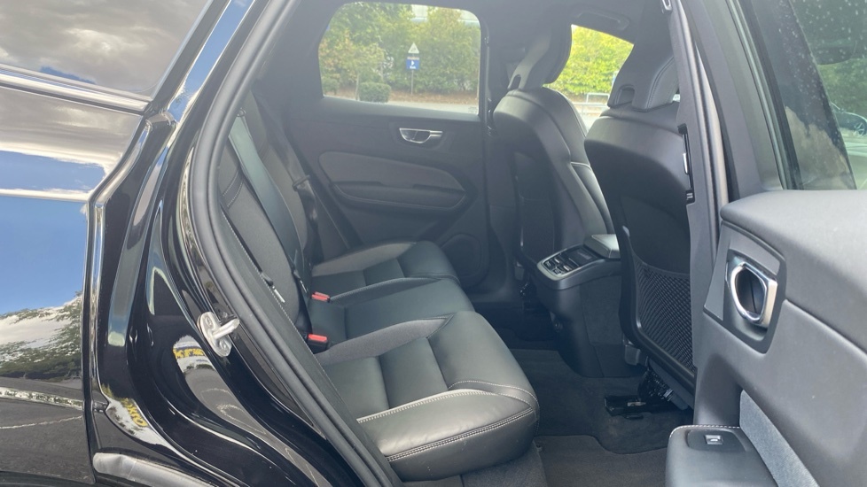 Volvo XC60 Plus Black Edition YE25KFF Black #6
