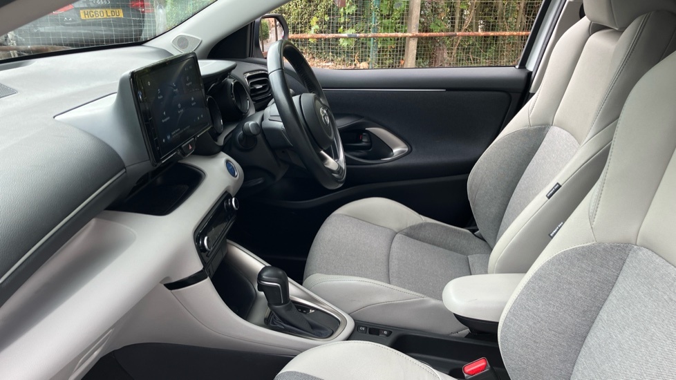 Toyota Yaris Excel DS23WHA White #5