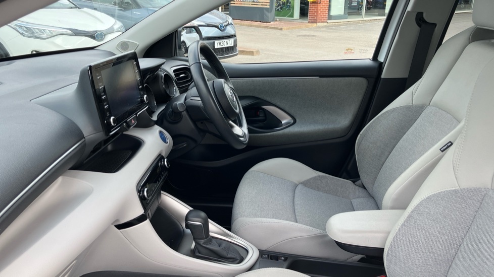 Toyota Yaris Excel White #5