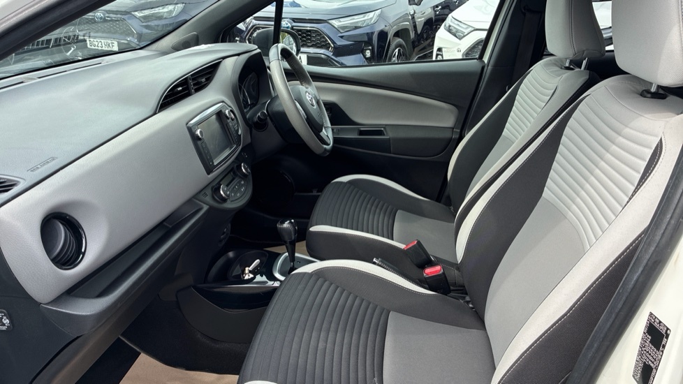 Toyota Yaris Design SF66CGM White #5