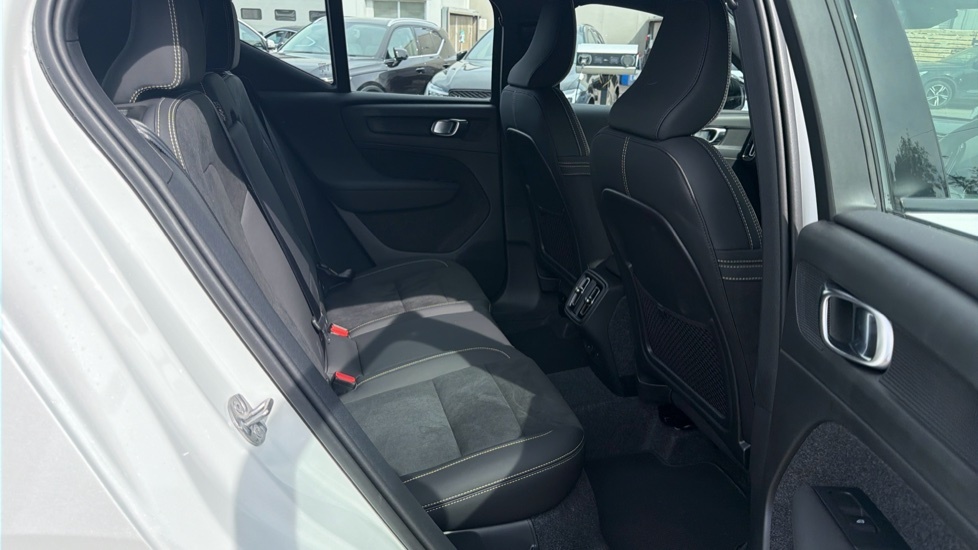 Volvo XC40 Plus White #6